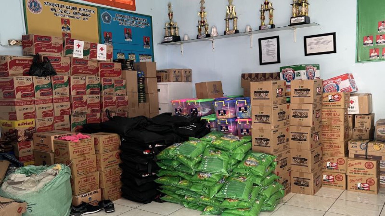 Sejumlah bantuan dari Pemerintah DKI untuk penyintas kebakaran Jalan Krendang Utara Raya, Tambora, Jakarta Barat, Jumat (8/9)/ANTARA FOTO/ALEX (ANTARA/Alex W)