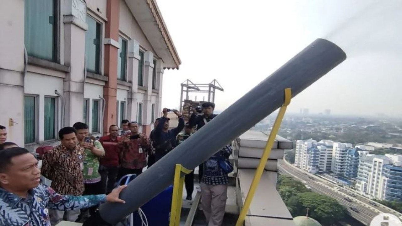 Wali Kota Jakarta Selatan Munjirin meninjau pengoperasian mesin "water mist" di atap Kantor Wali Kota Jakarta Selatan, Kamis (7/9/2023). (ANTARA/Bagus Ahmad Rizaldi)
