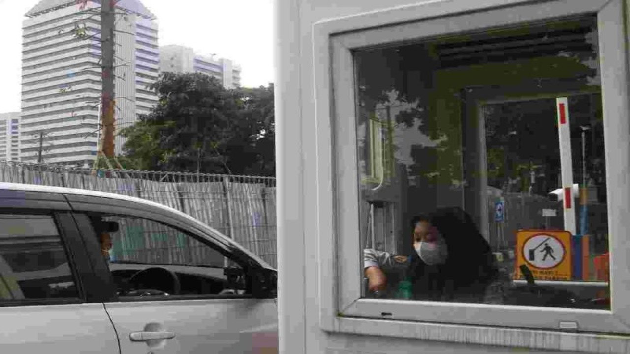 Ilustrasi - Kendaraan sedang berada di pintu gerbang menuju lokasi parkir. Sepuluh lokasi parkir milik Pemerintah Provinsi (Pemprov) DKI Jakarta menerapkan tarif parkir tertinggi bagi kendaraan yang tidak lulus atau belum uji emisi. (ANTARA/HO-PPID DKI Jakarta)