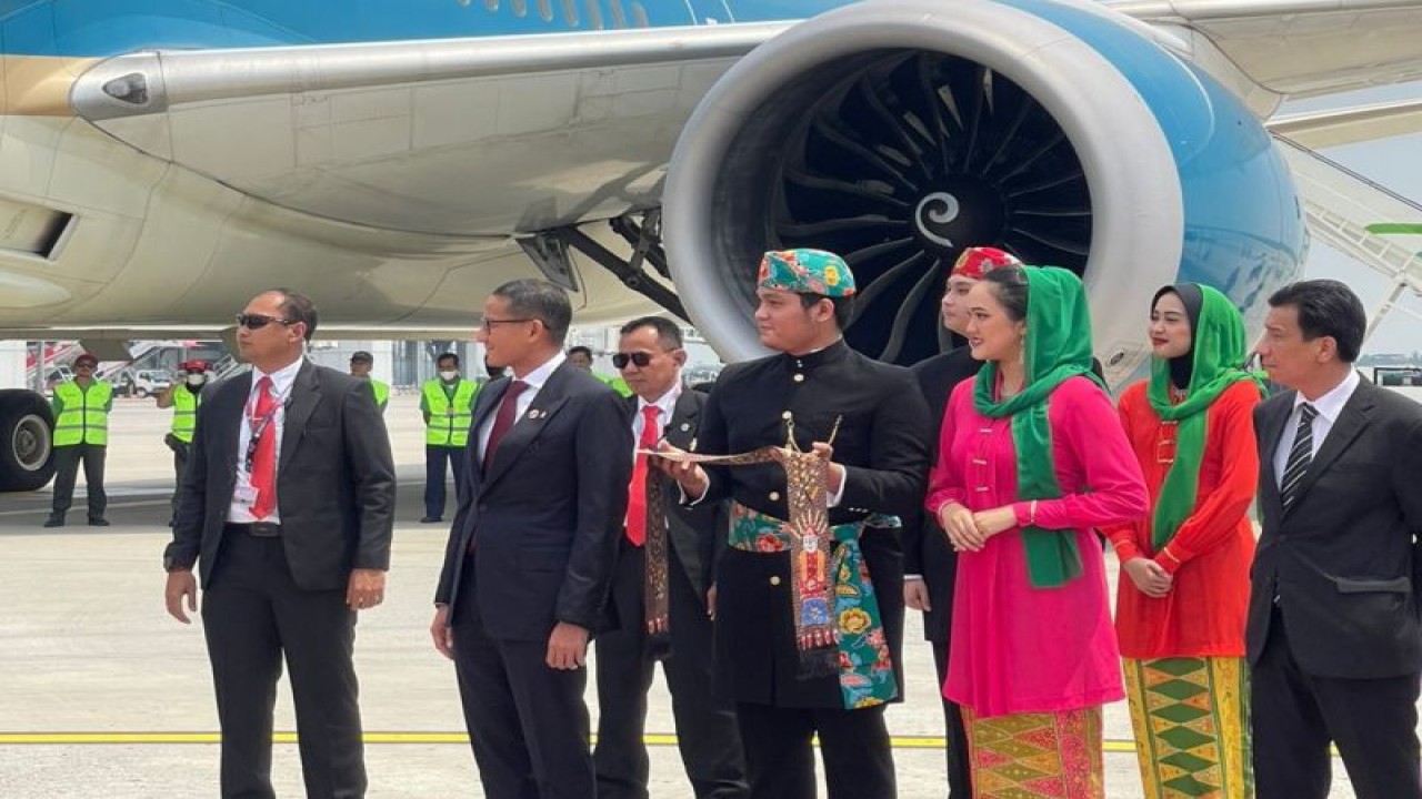 Sebanyak 27 pasang Abang None menyambut kedatangan delegasi VVIP Konferensi Tingkat Tinggi (KTT) Ke-43 ASEAN dengan 27 pasang Abang None di VIP Room Bandara Soekarno Hatta, Banten pada 4-6 September 2023. ANTARA/ HO-PPID DKI Jakarta