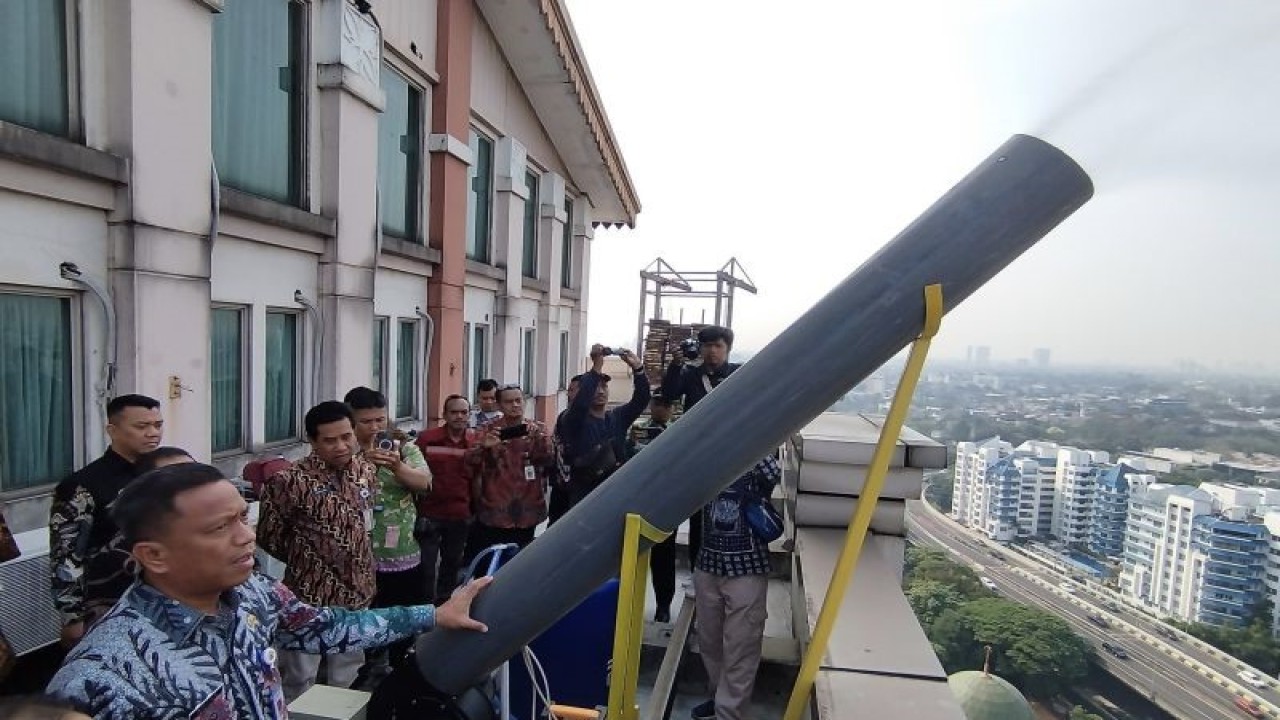 Wali Kota Jakarta Selatan Munjirin meninjau pengoperasian mesin "water mist" di atap Kantor Wali Kota Jakarta Selatan, Kamis (7/9/2023). (ANTARA/Bagus Ahmad Rizaldi)