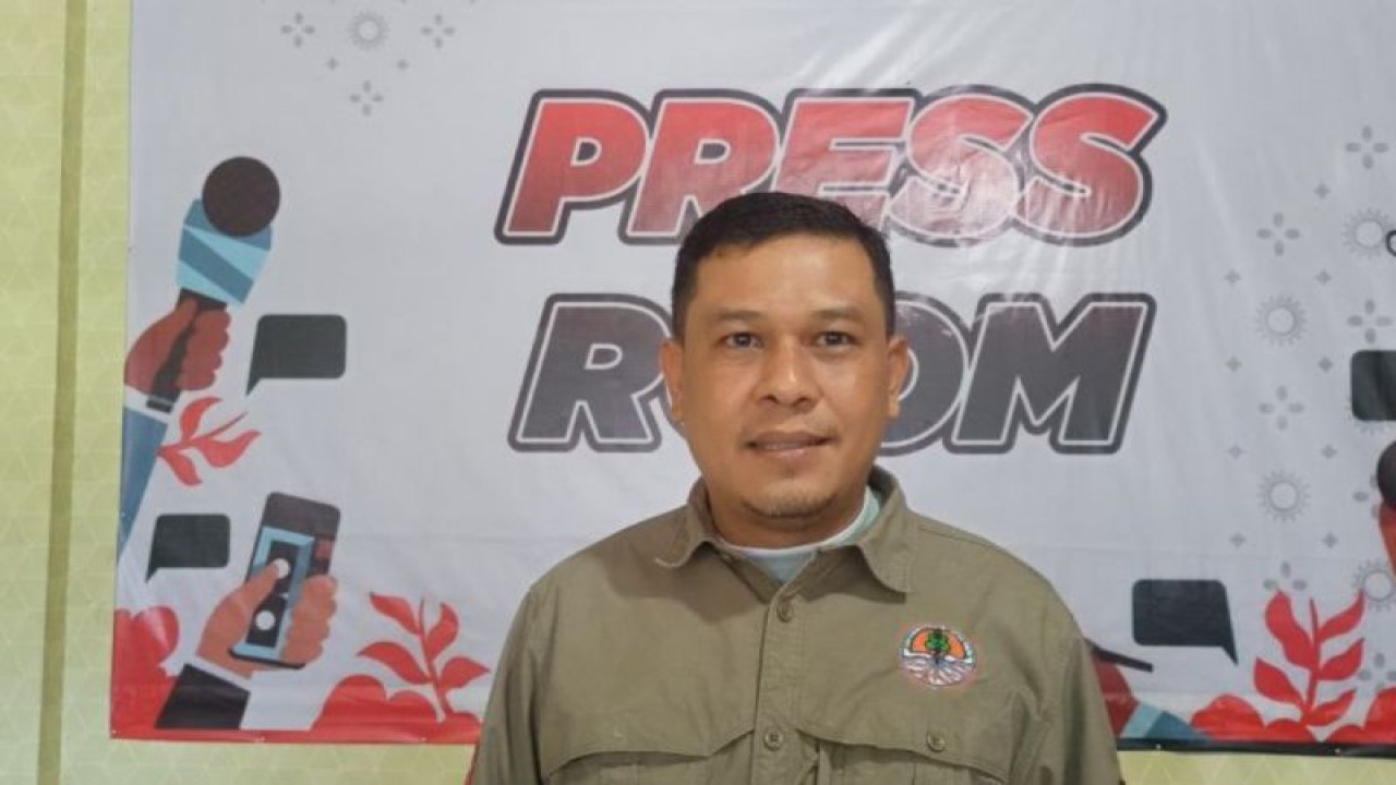Kepala Dinas Lingkungan Hidup (DLH) Kota Palu, Sulteng, Moh Arif memberikan keterangan kepada pewarta di Palu, Selasa (26/9/2023) terkait upaya Pemkot Palu mengurangi sampah plastik. FOTO ANTARA/Moh Ridwan