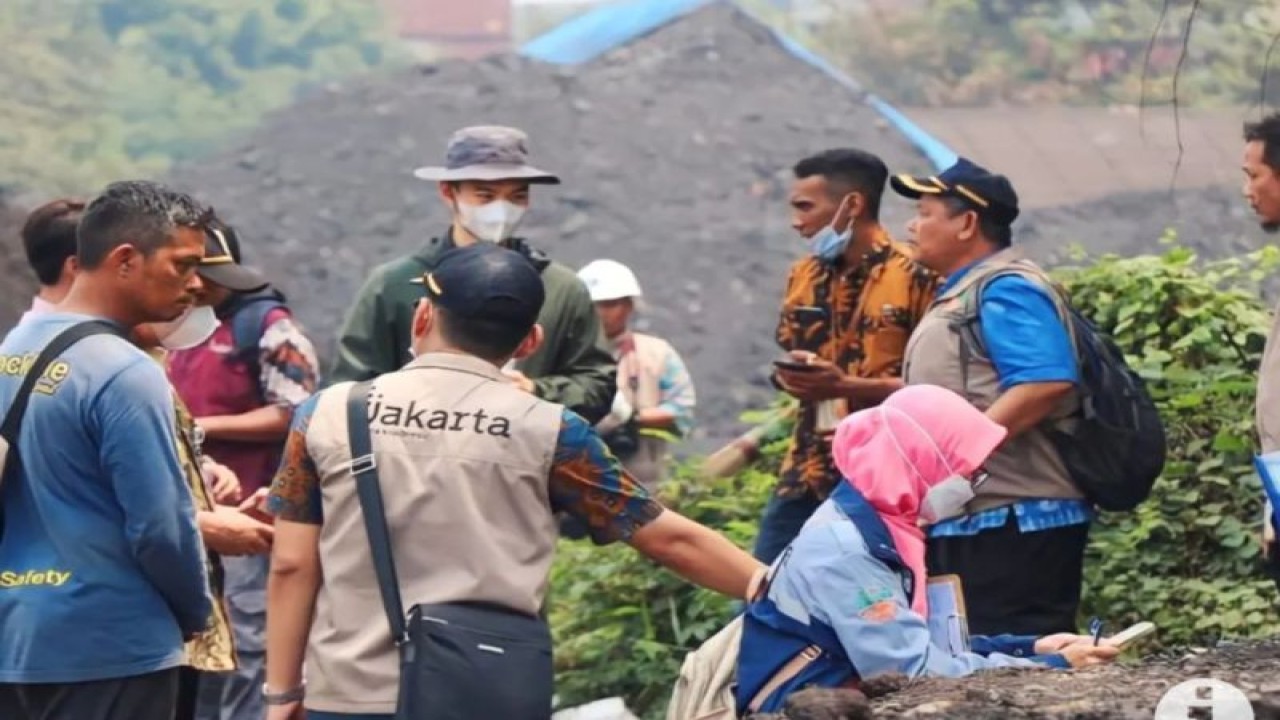 Petugas Dinas Lingkungan Hidup DKI Jakarta menghentikan paksa operasional perusahaan pergudangan dan penyimpanan (stockpile) batu bara PT. Bahana Indokarya Global di Jakarta Timur, Kamis (31/8/2023). (ANTARA/HO-Dinas Lingkungan Hidup DKI Jakarta)