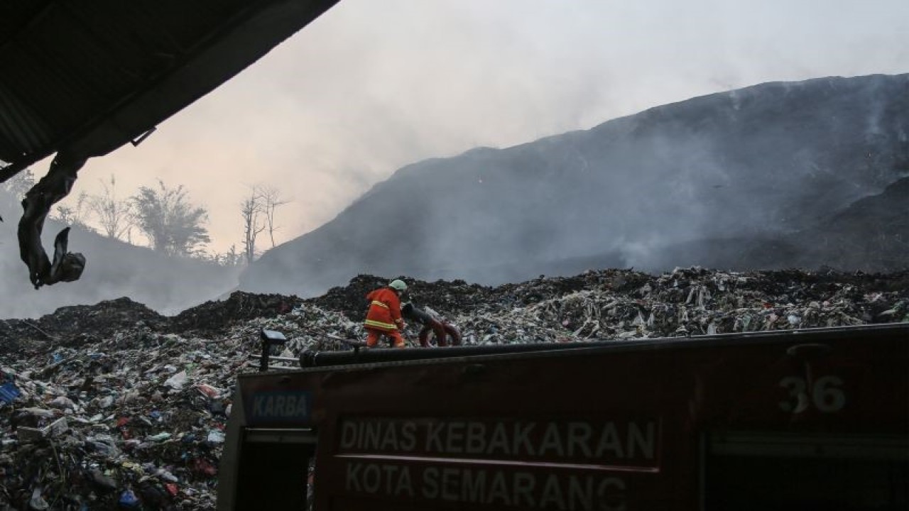 Petugas pemadam kebakaran berusaha memadamkan sisa titik api yang membakar tumpukan sampah di tempat pembuangan akhir (TPA) Jatibarang, Semarang, Jawa Tengah, Selasa (19/9/2023). ANTARA FOTO/Makna Zaezar/YU
