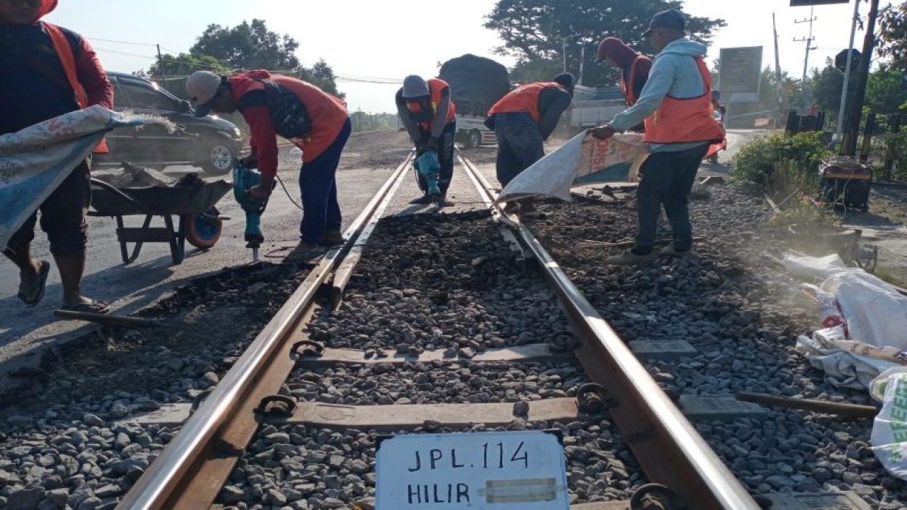 Petugas PT Kereta Api Indonesia (Persero) Daop 7 Madiun melakukan perawatan sejumlah jalur KA yang berada di beberapa perlintasan sebidang sebagai komitmen untuk menjaga keselamatan dan keamanan perjalanan KA serta kenyamanan pelanggan KA. ANTARA/HO-Humas Daop 7 Madiun