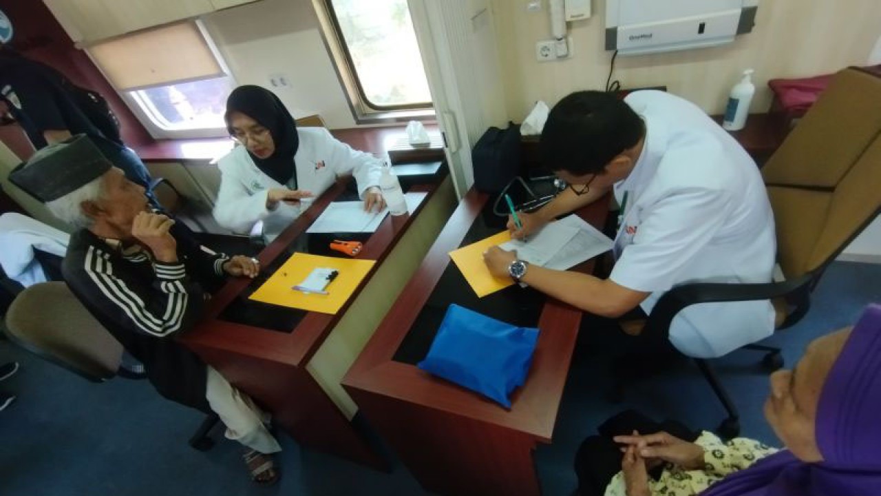 Dokter memeriksa warga saat kegiatan bakti sosial pelayanan kesehatan di Stasiun Cibatu, Kabupaten Garut, Jawa Barat, Senin (18/9/2023). (ANTARA/Feri Purnama)