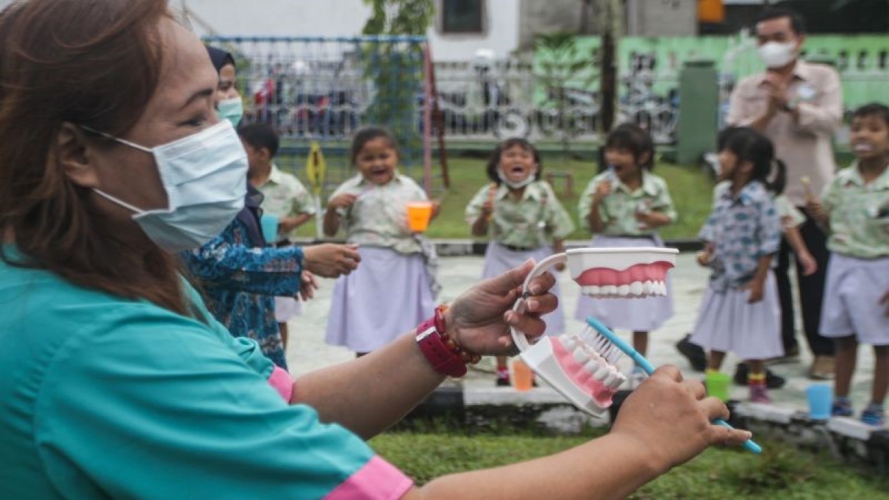Arsip foto - Petugas Puskesmas Pahandut mengajari kepada siswa cara menyikat gigi yang benar pada kegiatan penyuluhan kesehatan gigi di TK Kartika, Palangka Raya, Kalimantan Tengah, Kamis (2/3/2023). Kegiatan yang digelar secara rutin di sejumlah sekolah di kota tersebut bertujuan untuk memberikan pengetahuan dan kesadaran agar siswa selalu menjaga kesehatan gigi sejak dini. (ANTARA FOTO/Makna Zaezar/tom)
