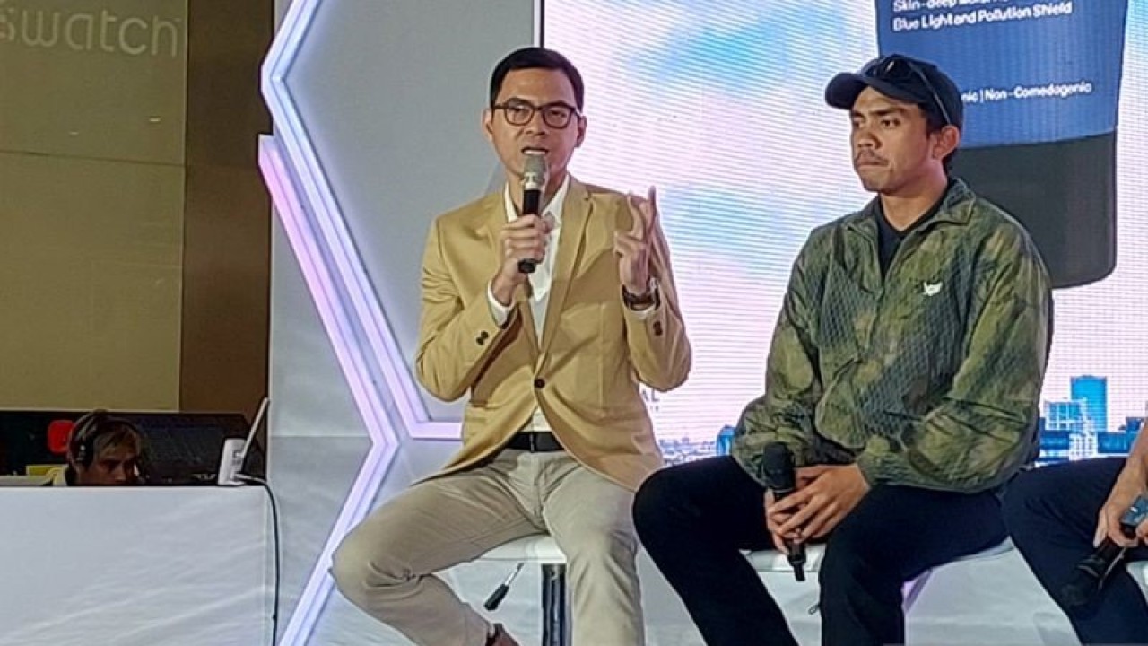 Dokter spesialis kulit dan kelamin dr. Pandu Pradana Sp.KK dalam konferensi pers bersama brand perawatan kulit pria Kahf di Jakarta, Jumat (29/9/2023). (ANTARA/Fitra Ashari)