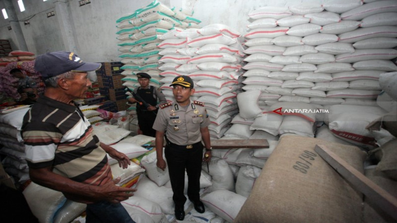 Dokumentasi polisi memeriksa stok beras di gudang pasar induk. ANTARA/Irfan Anshori