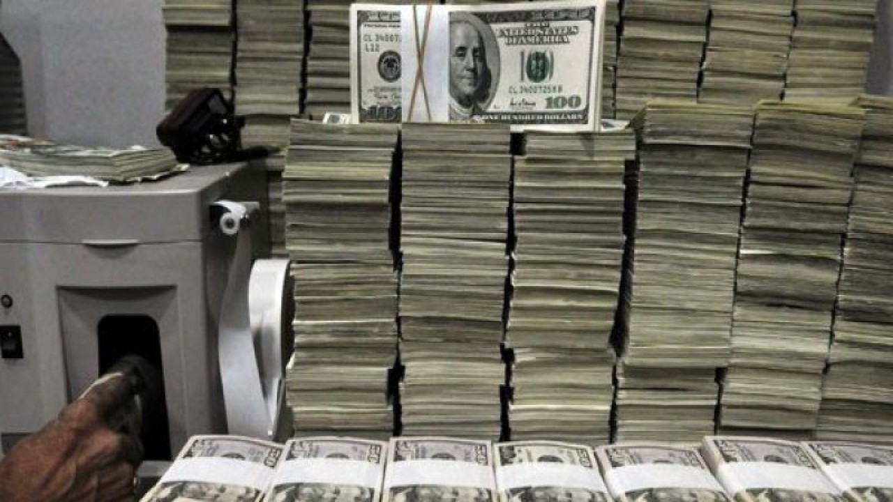 Ilustrasi - Petugas melayani penukaran uang dolar Amerika Serikat di salah satu gerai penukaran valuta asing, Jakarta. ANTARA FOTO/Puspa Perwitasari/ama/aa