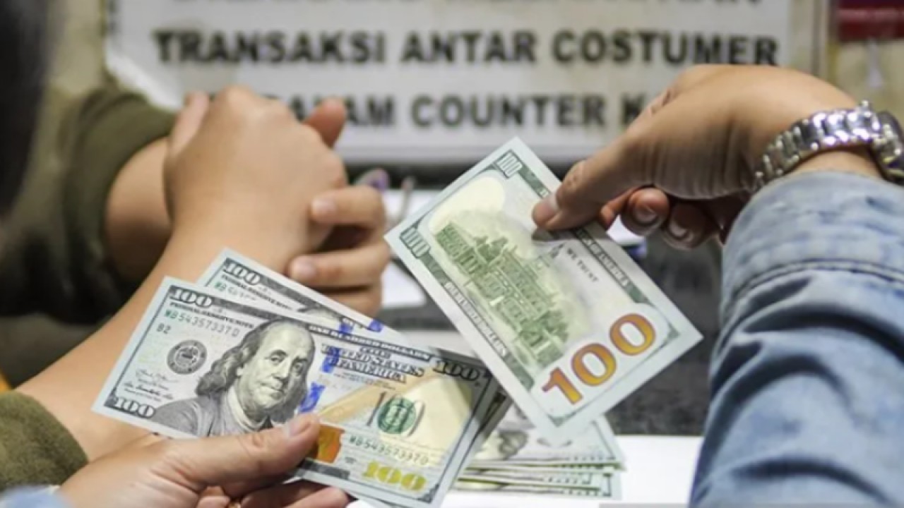 Ilustrasi - Warga menukarkan mata uang dolar AS di sebuah gerai money changer di Jakarta. ANTARA FOTO/Galih Pradipta/wsj/aa. (ANTARA FOTO/GALIH PRADIPTA)