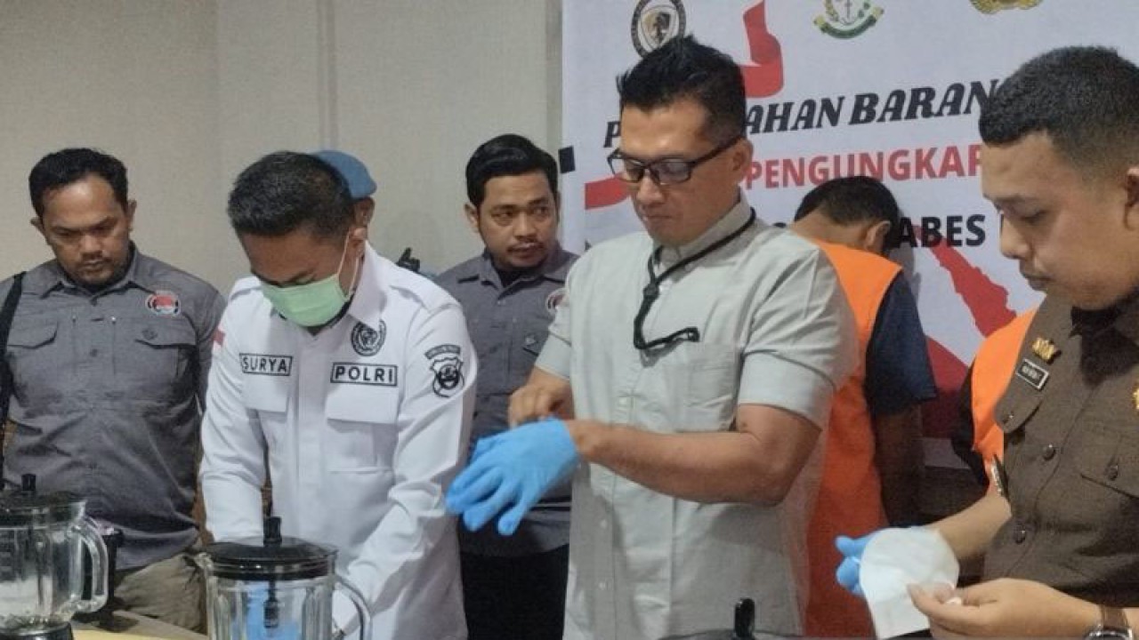 Kasat Narkoba Polrestabes Makassar AKBP Doli M Tanjung (tengah) beserta jajarannya didampingi perwakilan Kejaksaan Negeri Makassar disaksikan dua tersangkanya bersiap memusnahkan narkotika jenis sabu dengan cara di blender di ruang Sat Narkoba Polrestabes Makassar, Sulawesi Selatan, Selasa (19/9/2023). ANTARA/