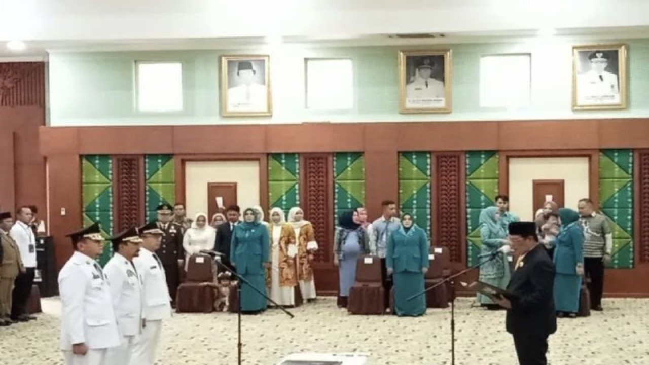 Gubernur Kalimantan Selatan Sahbirin Noor melantik tiga Penjabat Bupati, yakni Tapin, Hulu Sungai Selatan (HSS), dan Tanah Laut di Banjarbaru, Rabu (20/9/2023). (ANTARA/Sukarli)