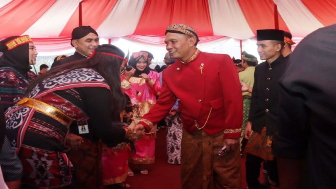 Ketua DPRD Jawa Tengah yang juga Sekretaris DPD PDI Perjuangan Jawa Tengah Sumanto (beskap merah) saat bertemu warga (HO-Dok Pribadi)