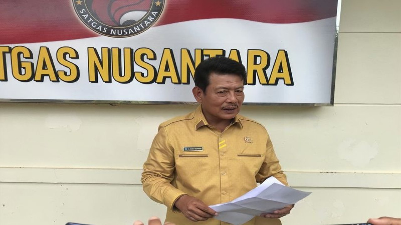 Anggota DPRD Kepri Taba Iskandar menunjukkan surat pengembalian lahan kepada negara usai pemeriksaan di Polda Kepri, Rabu (13/9/2023). (ANTARA/Yude)