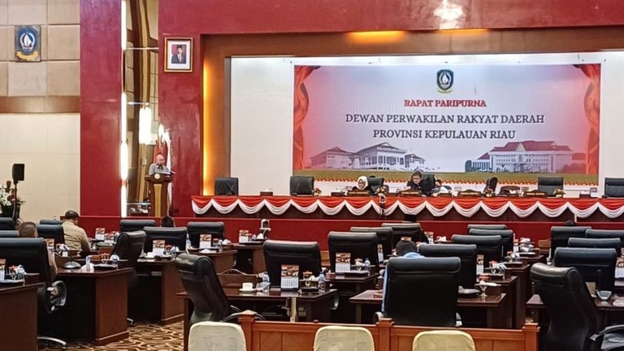 Suasana rapat paripurna DPRD Kepri dengan agenda mendengarkan laporan hasil reses masa sidang III tahun 2023 di Aula Wan Seri Beni, Pulau Dompak, Tanjungpinang, Rabu (13/9/2023). (Ogen)