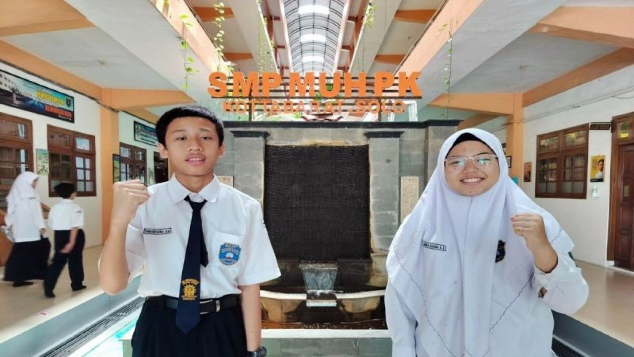 Dua siswa SMP Muhammadiyah PK Solo, Dhanunrendra Mukti Widodo, (kiri) meraih medali perunggu dan Amira Hasna Ramadhani Rahayu, (kanan) meraih medali perak dalam perlombaan KSNR tingkat nasional di SMP Muhammadiiyah PK Solo, Selasa (12/9/2023). ANTARA/Bambang Dwi Marwoto.