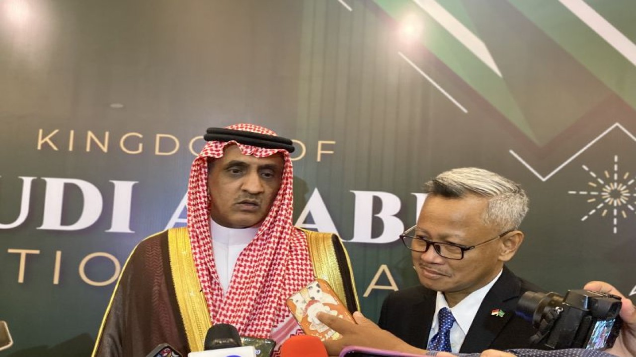 Duta Besar Arab Saudi untuk Indonesia Faisal Abdullah H. Amodi menyampaikan keterangan kepada media setelah acara peringatan Hari Nasional Kerajaan Arab Saudi ke-93 di Jakarta, Senin (25/9/2023) malam. (ANTARA/Raka Adji)