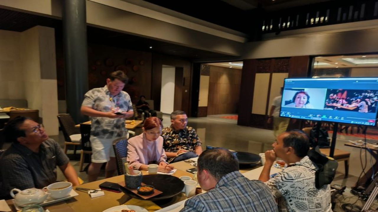 Dubes RI untuk Kazakhstan Fadjroel Rachman menghadiri pembahasan kerja sama pariwisata Indonesia-Kazakhstan di Bali, Senin (4/9/2023). (ANTARA/HO-KBRI Astana)