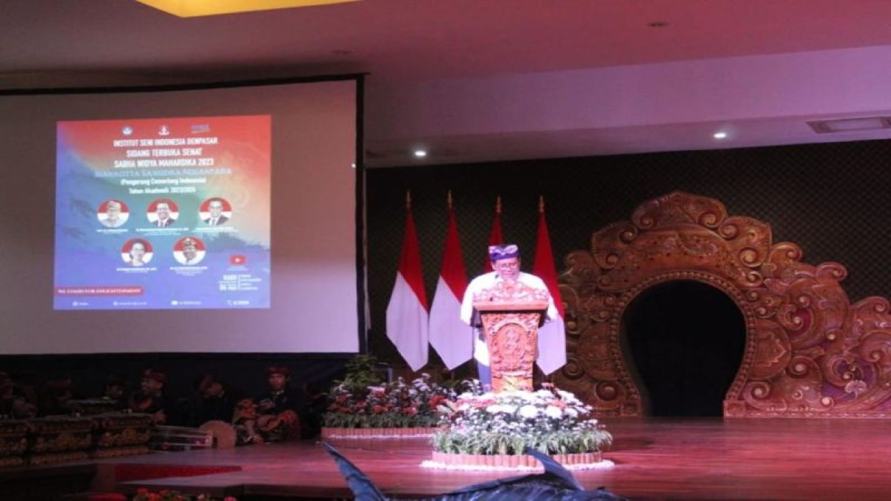 Duta Besar LBBP RI untuk Kazakhstan dan Tajikistan M. Fadjroel Rachman saat menghadiri Studium Generale Institut Seni Indonesia (ISI) Denpasar pada Rabu (6/9/2023). (ANTARA/HO-KBRI Astana)