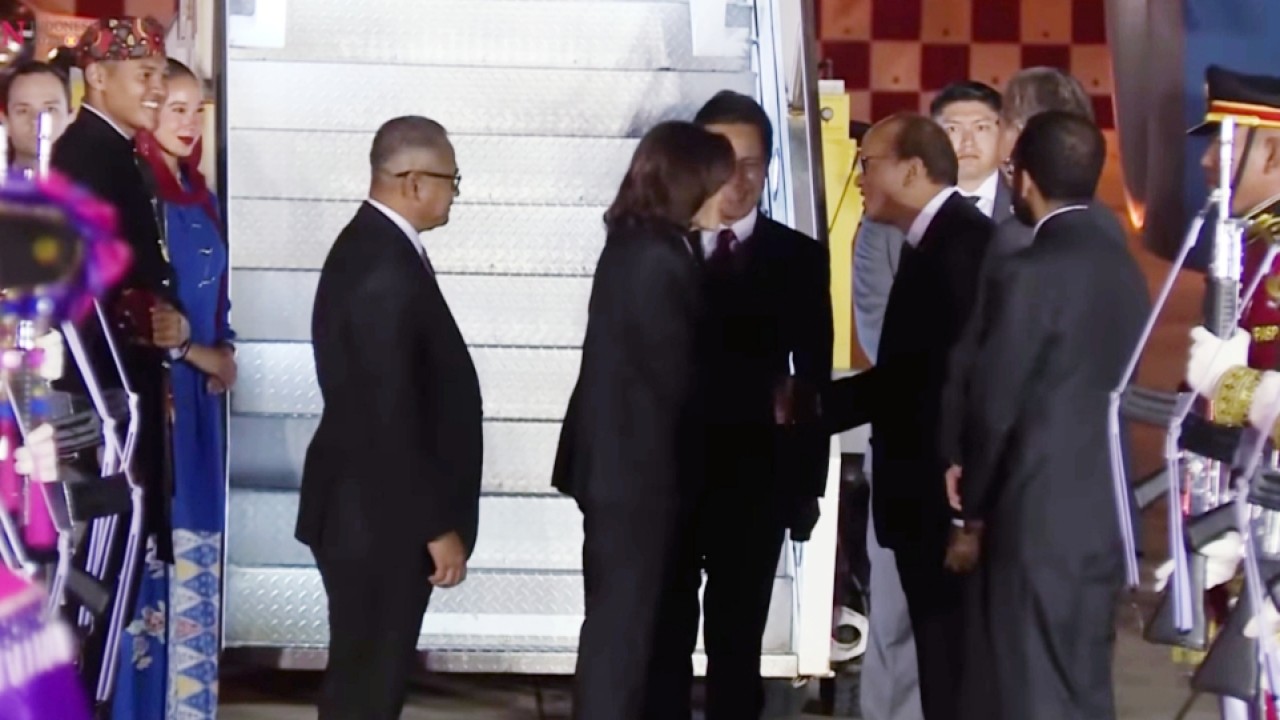 Wamen BUMN Rosan Roeslani turut menyambut kedatangan Wapres Kamala Harris di Bandara Soetta/net