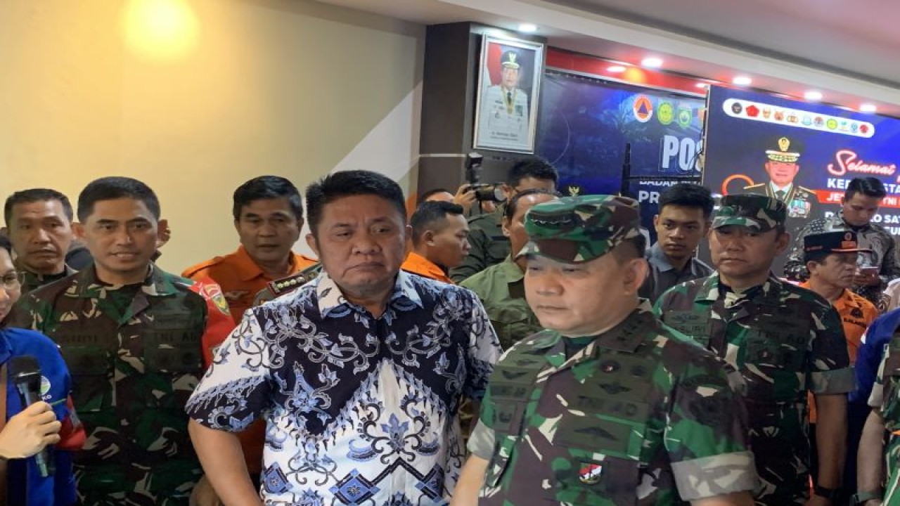 Kepala Staf TNI AD Jenderal TNI Dudung Abdurrahman (kanan) bersama dengan Gubernur Sumsel Herman Deru (kiri) aat meninjau titik panas di kantor Badan Penanggulangan Bencana (BPBD) Sumsel, Jumat (8/9/2023). (ANTARA/Ahmad Rafli Baiduri)