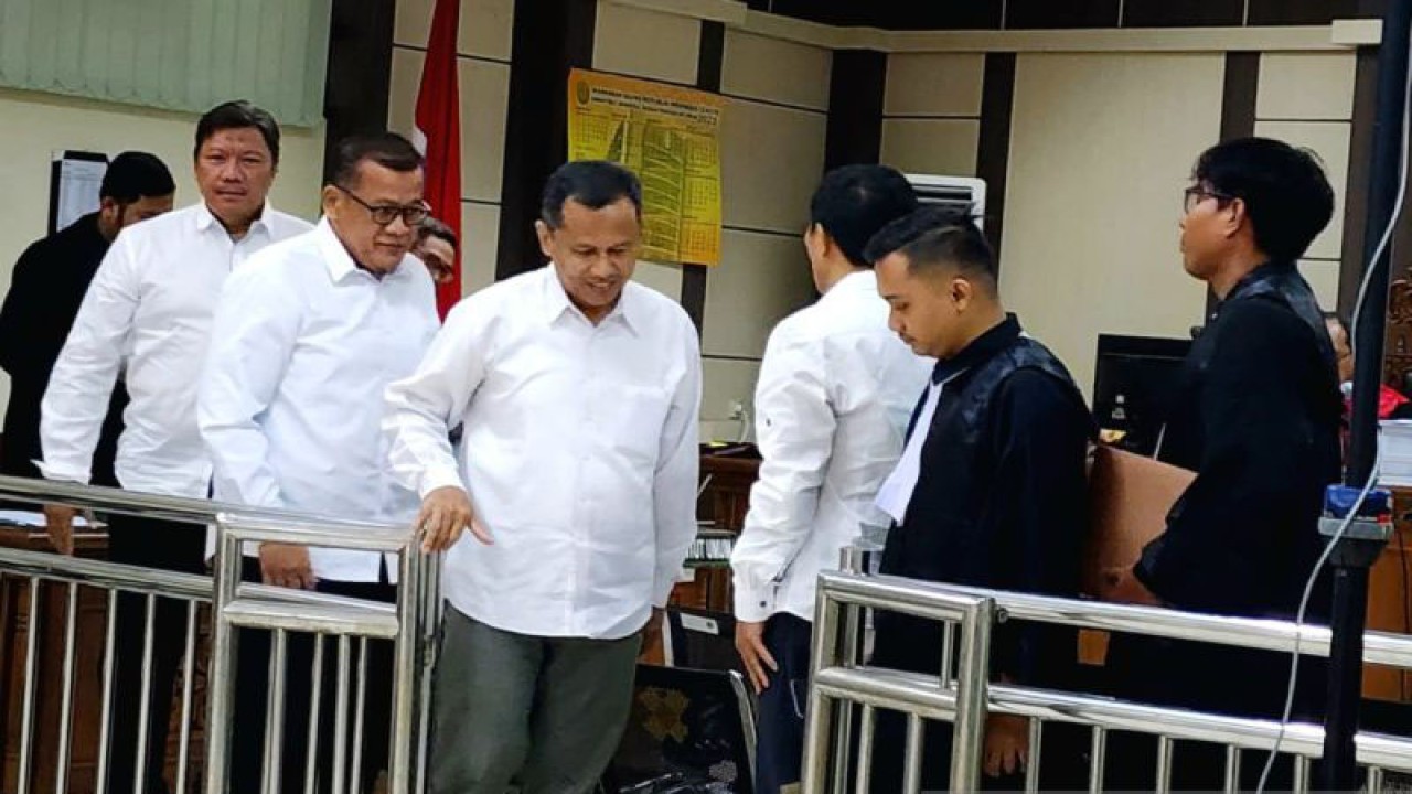 Empat terdakwa usai menjalani sidang kasus dugaan suap promosi jabatan terhadap Bupati Pemalang di Pengadilan Tipikor Semarang, Rabu. (ANTARA/ I.C.Senjaya)