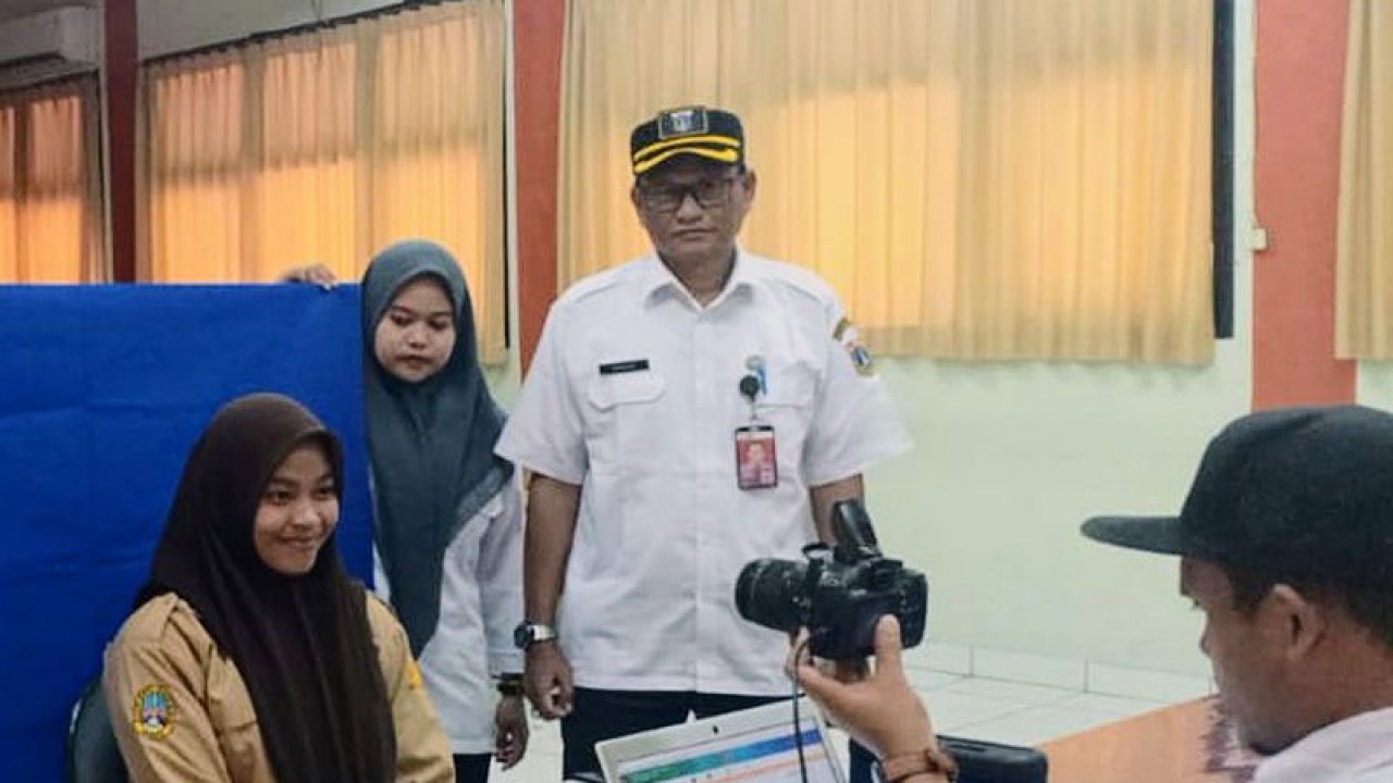 Petugas Dinas Kependudukan dan Pencatatan Sipil (Dukcapil) DKI Jakarta dalam rangka perekaman data Kartu Tanda Penduduk Elektronik (KTP-el) melakukan jemput bola ke SMA Negeri 69 Pulau Pramuka, Kepulauan Seribu Utara, Kamis (12/1/2023). ANTARA/HO-Kominfotik Kepulauan Seribu/aa.