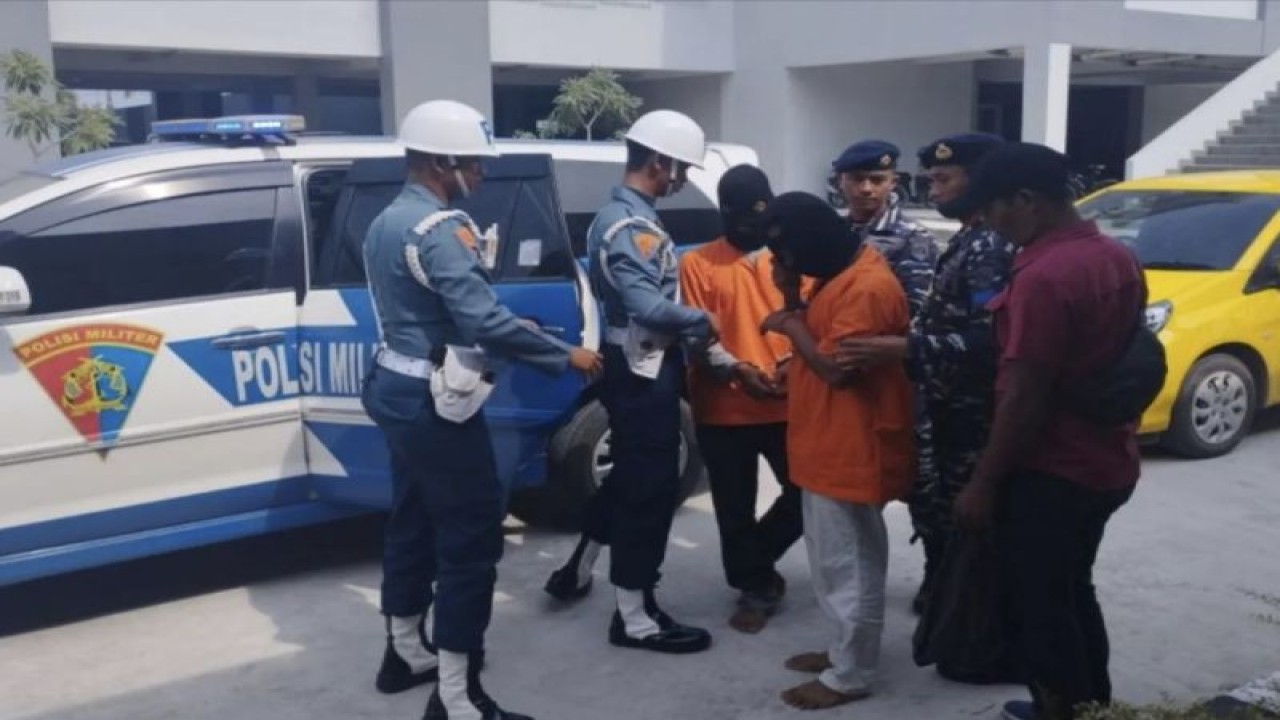 Petugas Lanal Dumai menggiring dua pelaku penyelundupan 5,4 kilogram sabu. (ANTARA/Abdul Razak)