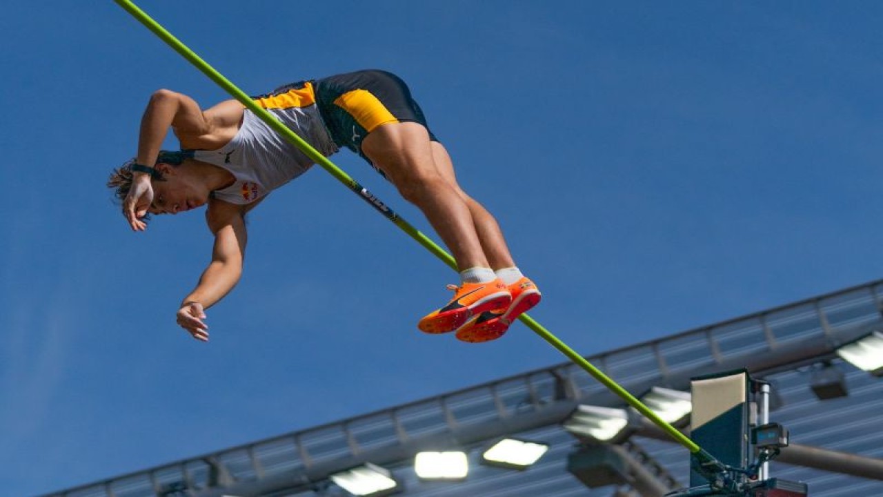 Atlet Armand Duplantis berkompetisi di nomor lompat galah putra pada Final Diamond League di Lapangan Hayward, Eugene, Oregon, Amerika Serikat, pada Minggu (17/9/2023). (ANTARA/AFP/Getty Images via AFP/ALI GRADISCHER)
