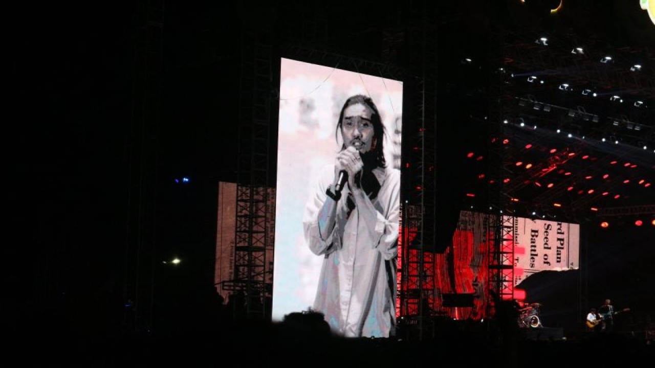 Duta Sheila on 7 pada panggung Pestapora di Gambir Expo, Jakarta, Minggu (24/9). (ANTARA/Pamela Sakina)