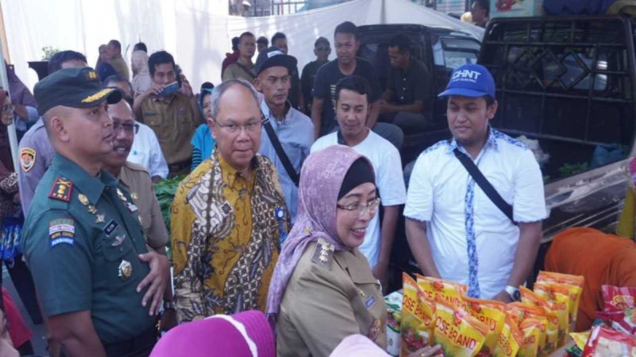 Penjabat Bupati Batang Lani Dwi Rejeki saat memantau operasi pasar pangan murah yang diselenggarakan di Jalan Veteran Batang, Selasa (26/9/2023). (ANTARA/Kutnadi)