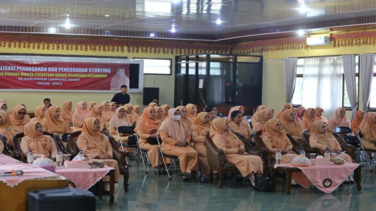 Suasana saat Dharma Wanita Persatuan (DWP) Lampung Barat melaksanakan rapat. (ANTARA/HO-Kominfo Lampung Barat)
