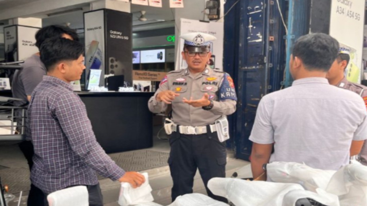 Edukasi tertib berlalulintas yang digelar Satlantas Polres Karawang. (ANTARA/HO-Polres Karawang)