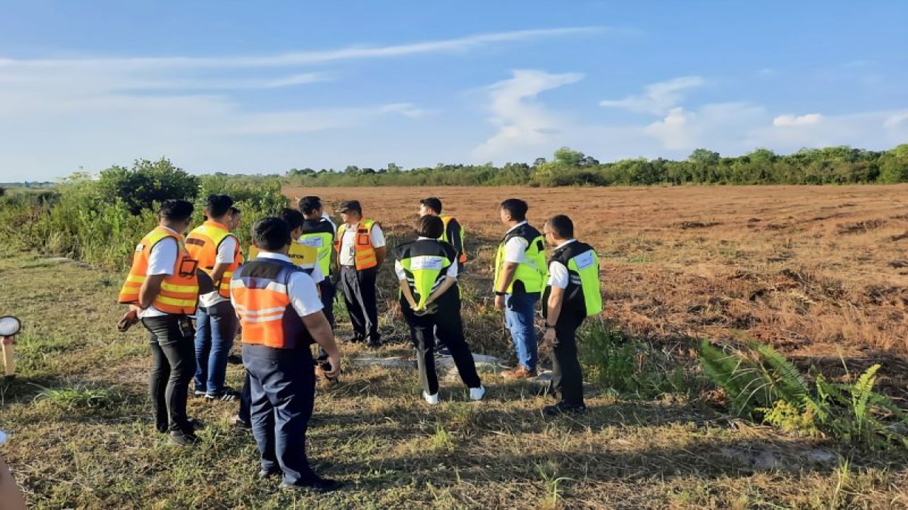 Foto Arsip - EGM Bandara Tjilik Riwut, Ardha Wulanigara beserta jajaran dan instansi terkait meninjau lokasi sekitar bandara, Palangka Raya baru-baru ini. (ANTARA/HO-AP II Bandara Tjilik Riwut)