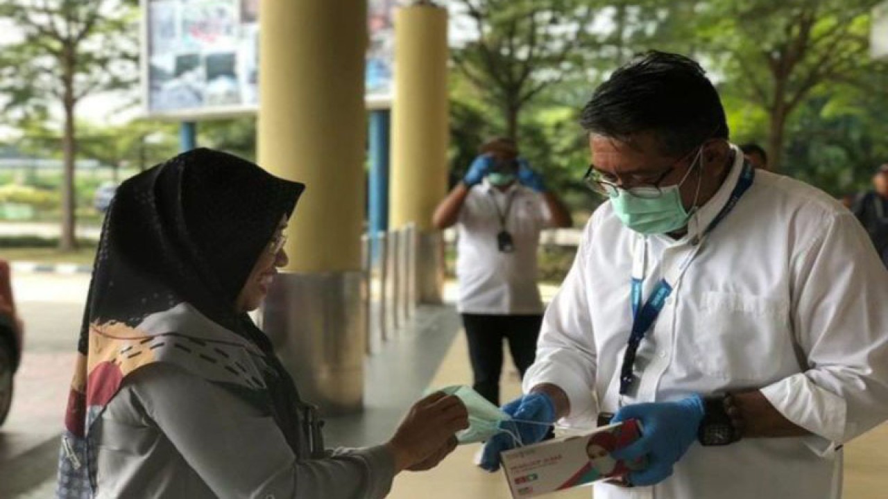 EGM Bandara Sultan Thaha Jambi Siswanto membagikan masker ke penumpang di bandara tersebut, Senin (4/9/2023). (ANTARA/HO-Bandara Jambi)