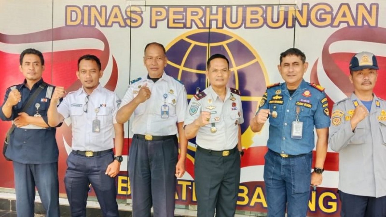 Kepala Dinas Perhubungan Kabupaten Batang Eko Widianto (tengah) pada acara HUT Perhubungan 2023. (ANTARA/HO-Humas Kabupaten Batang)