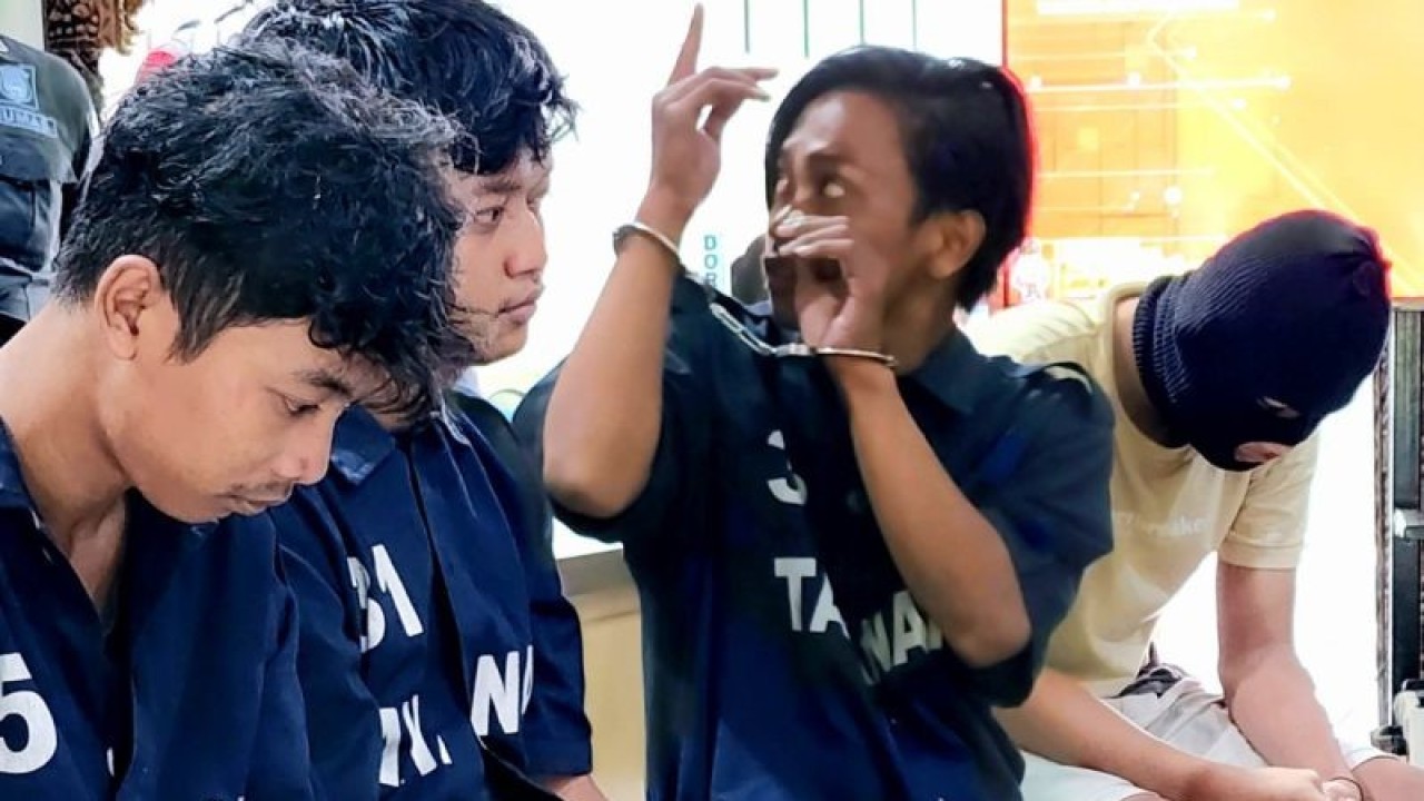 Empat anggota gangster pelaku pembacokan di Semsrang dihadirkan saat pers rilia di Mapolrestabes Semarang, Jumat. (ANTARA/ I.C.Senjaya)