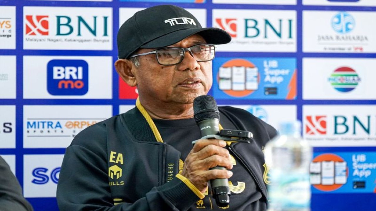 Pelatih Bhayangkara FC Emral Abus berbicara pada sesi konferensi pers jelang pertandingan menghadapi Persib Bandung pada pekan ke-13 Liga 1 Indonesia, Jumat (22/9/2023). (HO-Bhayangkara FC)