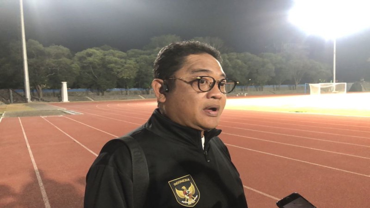 Manajer timnas Indonesia U-23 Endri Erawan ketika ditemui awak media setelah menemani timnas U-23 berlatih di Stadion Sriwedari, Solo, Senin (11/9/2023). (ANTARA/Zaro Ezza Syachniar)