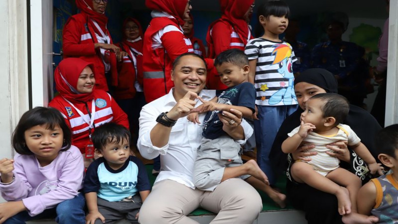 Wali Kota Surabaya Eri Cahyadi saat bersama anak-anak di Kota Surabaya (FOTO ANTARA/HO-Diskominfo Surabaya)
