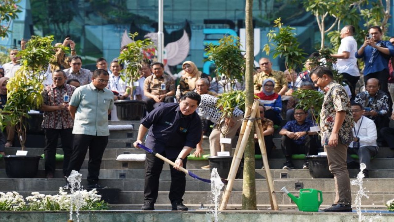Menteri Badan Usaha Milik Negara (BUMN) Erick Thohir saat menanam pohon untuk gerakan "Gotong Royong Boyong Pohon" di Kantor Kementerian BUMN, Jakarta, Rabu (27/9/2023). ANTARA/HO-BUMN