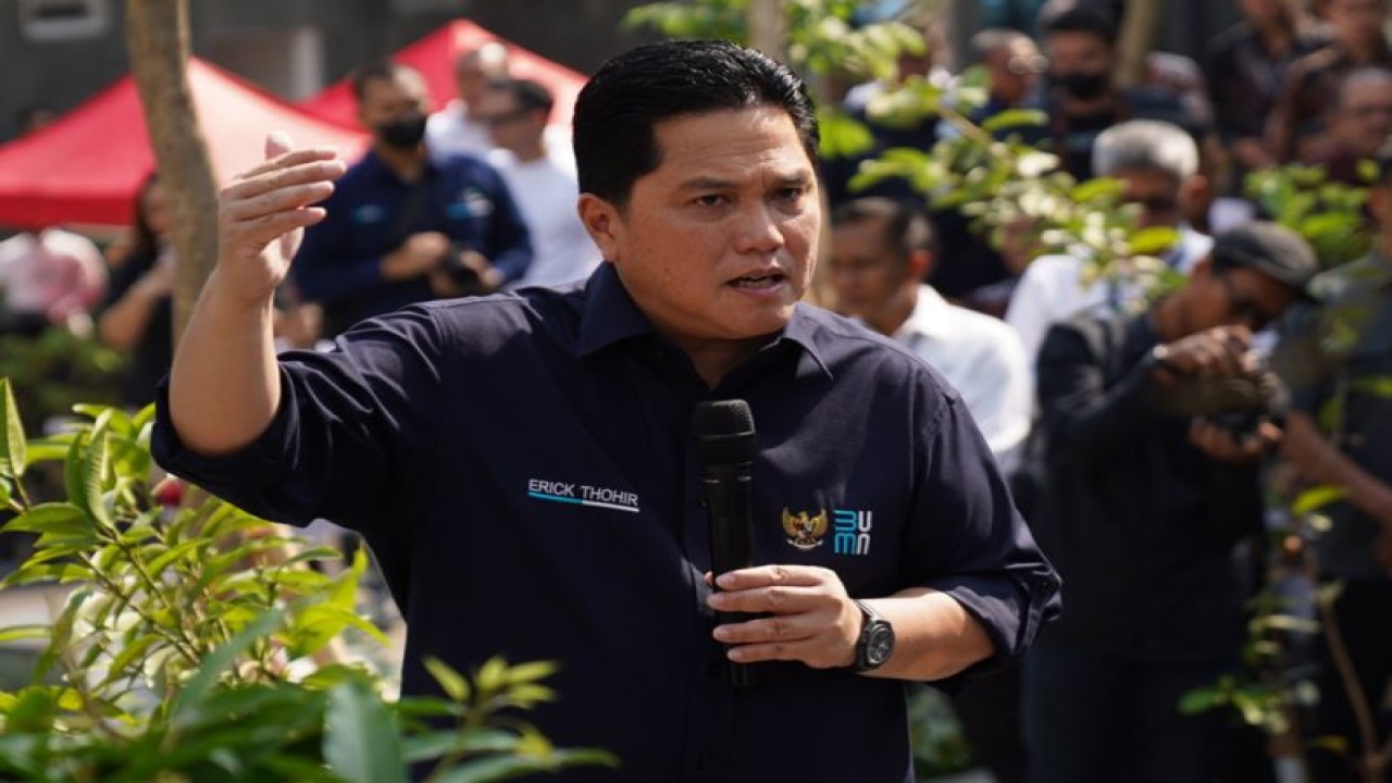 Menteri Badan Usaha Milik Negara (BUMN) Erick Thohir usai melakukan gerakan sosial "Gotong Royong Boyong Pohon" di Kantor Kementerian BUMN, Jakarta, Rabu (27/9/2023). (ANTARA/HO-BUMN)