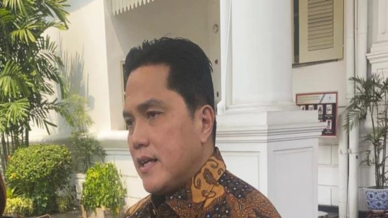 Ketua Umum PSSI sekaligus Menteri BUMN Erick Thohir memberikan keterangan kepada wartawan usai bertemu Presiden Joko Widodo, di Istana Kepresidenan Jakarta, Rabu (20/9/2023). ANTARA/Rangga Pandu.