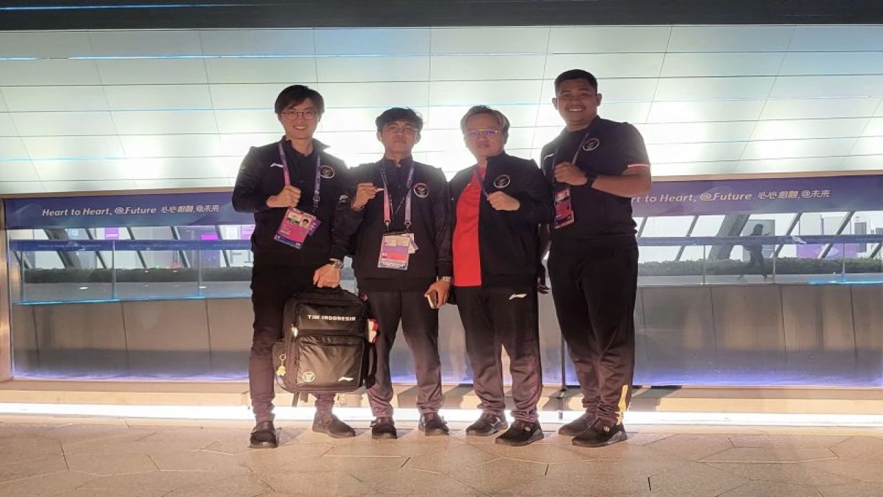 Atlet esports Indonesia nomor FIFA Online 4 Mohammad Ega Rahmaditya usai menjalani pertandingan di Asian Games 2022 Hangzhou pada Minggu (24/9/2023). (ANTARA/HO/PBESI)