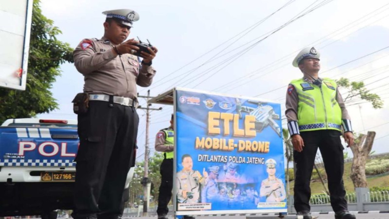 Ditlantas Polda Jawa Tengah melakukan uji coba ETLE drone di Kota Magelang, Jawa Tengah, Jumat (15/9/23). (ANTARA/HO-Polres Magelang Kota)