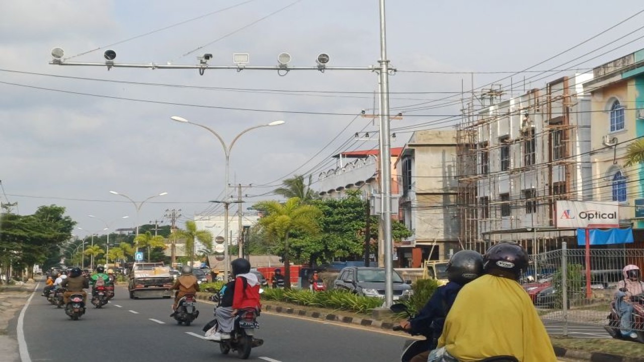 Kamera Electronic Traffic Law Enforcement (ETLE) atau  tilang elektronik terpasang di kawasan Jalan Raya Kilometer 7 Kota Tanjungpinang, Kepri. (Ogen)
