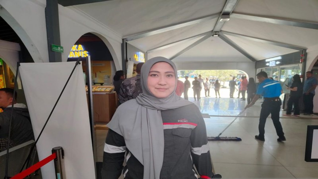 Arsip: Corporate Secretary PT KCIC Eva Chairunisa saat ditemui di Stasiun Bandung, Rabu (13/9/2023). (ANTARA/Ricky Prayoga)