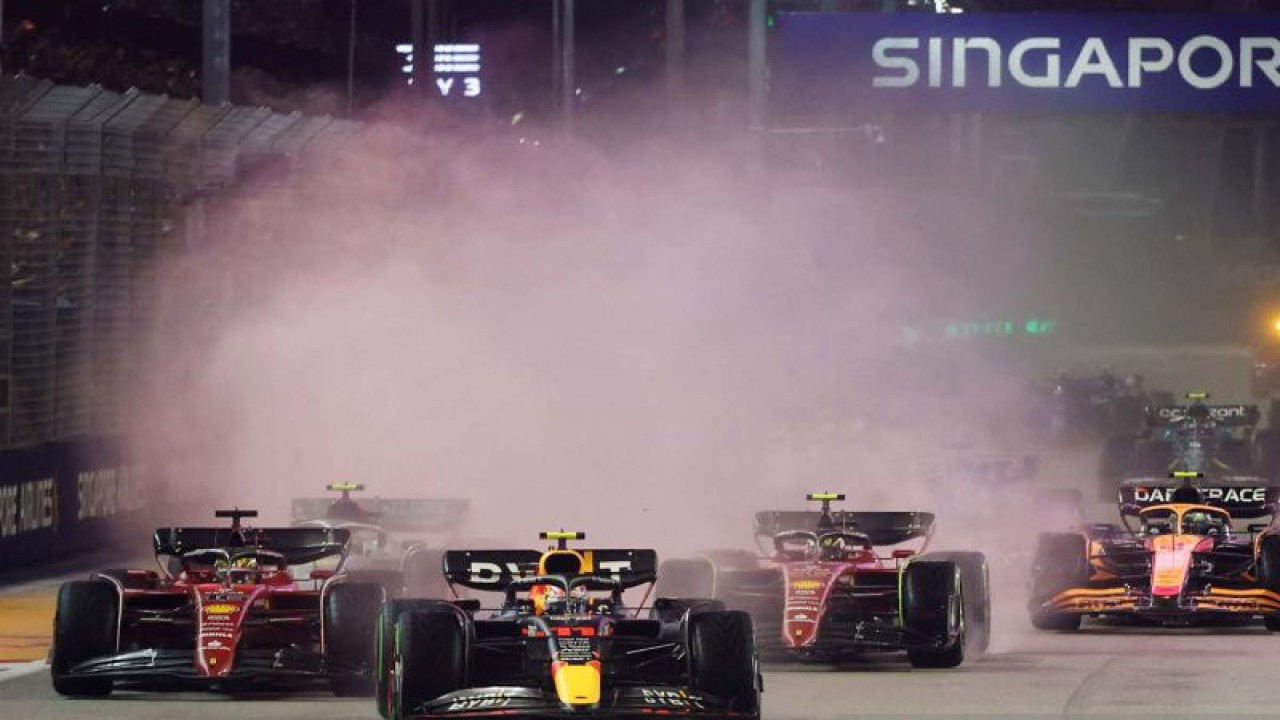 Pembalap Red Bull Sergio Perez melaju terdepan saat balapan malam F1 Singapura GP di Marina Bay Street Circuit, Singapura, Minggu (2/10/2022) malam. Sergio Perez berhasil menjadi juara pertama dengan diikuti duo pembalap Ferrari Charles Leclerc dan Carlos Sainz. ANTARA FOTO/REUTERS/Edgar Su/aww.