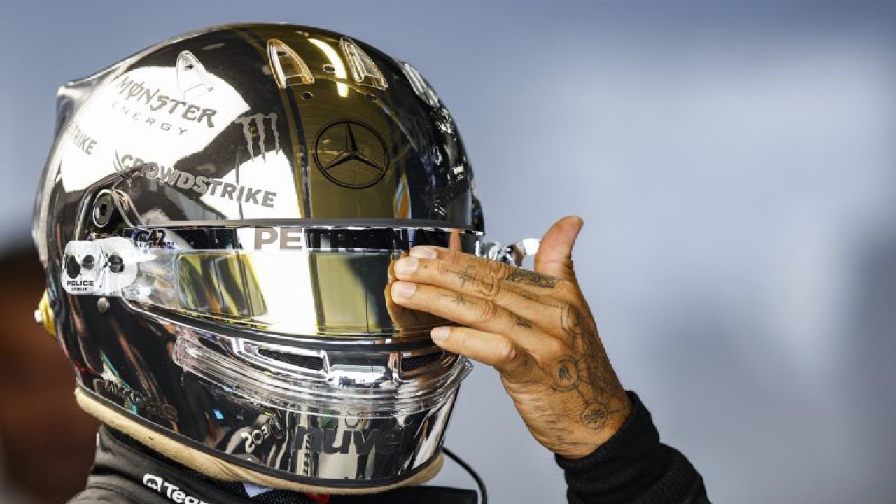 Pebalap tim Mercedes Lewis Hamilton mengenakan helm karya desainer Hajime Sorayama jelang balap kualifikasi F1 GP Jepang di Sirkuit Suzuka, Jepang, Sabtu (23/9/2023). ANTARA FOTO/Panoramic via Reuters Con/Xavi Bonilla/foc.